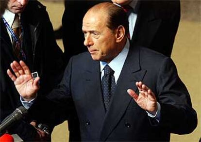 Silvio Berlusconi se dirige a la prensa en la cumbre de Bruselas de diciembre de 2003.