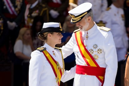 El rey Felipe VI, junto a la princesa Leonor, este miércoles en Marín (Pontevedra).