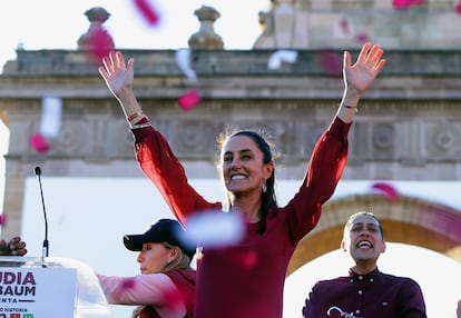 Claudia Sheinbaum, saluda a sus simpatizantes durante un acto público, en León, Guanajuato, el 5 de marzo