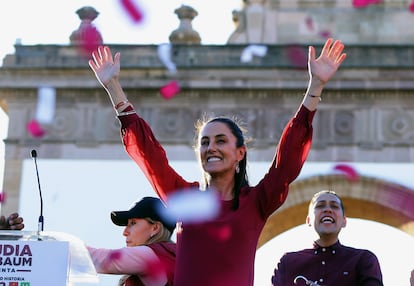 Claudia Sheinbaum, saluda a sus simpatizantes durante un acto público, en León, Guanajuato, el 5 de marzo 