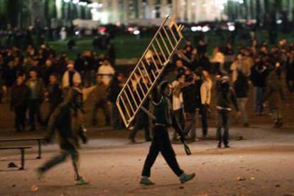 Un grupo de jóvenes reta a la policía cerca de la Torre Eiffel, en París, durante la noche de fin de año.