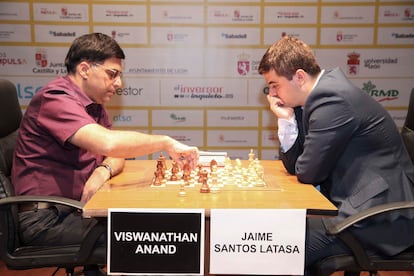 Anand y Jaime Santos durante la primera partida de la semifinal del Magistral Ciudad de León