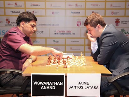 Anand y Jaime Santos durante la primera partida de la semifinal del Magistral Ciudad de León