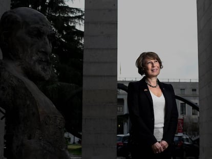 La canadiense Mona Nemer, junto al busto de Ramón y Cajal en la sede del CSIC (Madrid).