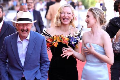 Todd Field, Cate Blanchett (centro) y Sophie Kauer antes de la proyección de gala de 'Tár'. 