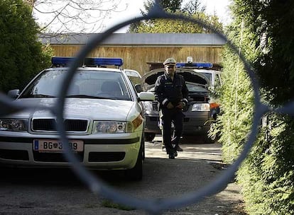 Dos coches de policía vigilan la casa de Josef Fritzl.