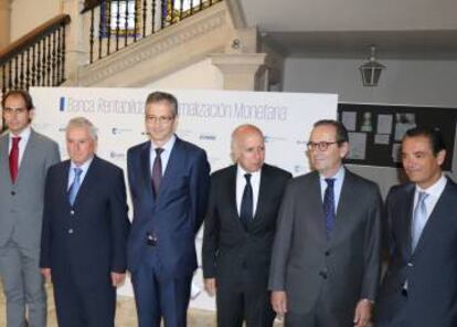 Pablo Hernández de Cos con los organizadores del acto de Bilbao.