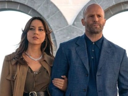 Aubrey Plaza y Jason Statham, en 'Operación Fortune: el gran engaño’.