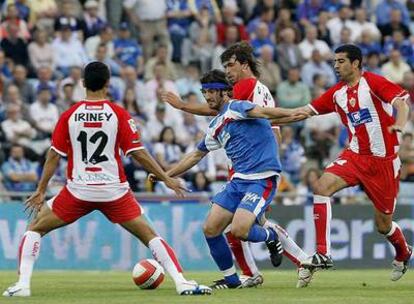 Granero pelea el balón con Iriney, Cisma y Juanito.