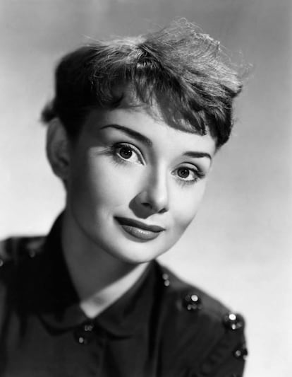 En 1948, tras la liberación de Holanda por las tropas canadienses en 1945, Hepburn visitó Londres para optar por una plaza en la escuela de ballet Marie Rambert, donde fue aceptada. Para poder mantenerse trabajó como modelo los fines de semana.