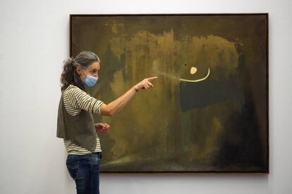 Núria Homs explica l'obra 'Ocre-gris', pintada per Tàpies el 1953.