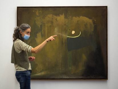 Núria Homs explica l'obra 'Ocre-gris', pintada per Tàpies el 1953.
 