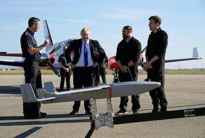 Boris Johnson observa un dron utilizado para la vigilancia y el rescate de migrantes en Dover, Inglaterra, el 14 de abril de 2022.