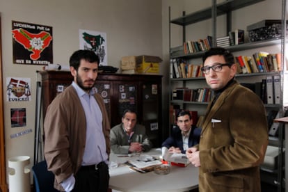 A la izquierda el actor Quim Gutiérrez que interpreta al político vasco Mario Onaindia