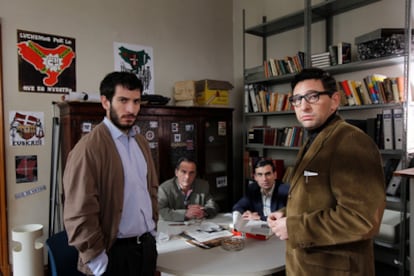 A la izquierda el actor Quim Gutiérrez que interpreta al político vasco Mario Onaindia