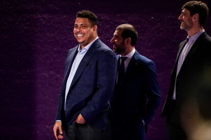 El exfutbolista brasileño Ronaldo Nazário de Lima se convirtió en dueño mayoritario del Real Valladolid —que juega en La Liga— en 2018. En ese año, adquirió el 51% del equipo de fútbol español a su expresidente, Carlos Suárez. El exjugador del Barça y del Real Madrid también es propietario del Cruzeiro, el equipo brasileño en el que arrancó su carrera en 1993.
