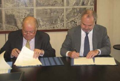 El secretario general de SEGIB, Enrique Iglesias, y el presidente de la Fundación Santillana, Ignacio Polanco, durante la firma del convenio de colaboración.