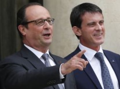 Fotograf&iacute;a de archivo fechada el 22 de junio de 2014 en la que aparecen el presidente de Francia, Fran&ccedil;ois Hollande (i), y el primer ministro franc&eacute;s, Manuel Valls (d).