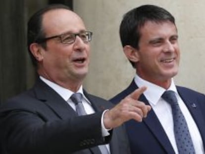 Fotograf&iacute;a de archivo fechada el 22 de junio de 2014 en la que aparecen el presidente de Francia, Fran&ccedil;ois Hollande (i), y el primer ministro franc&eacute;s, Manuel Valls (d).