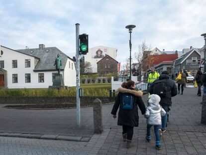 Un grupo de personas pasa frente a la oficina del primer ministro islandés, esta semana en Reikiavic.