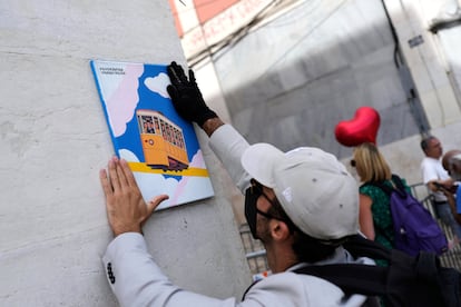 Dibujo en homenaje a las víctimas del accidente del funicular de Lisboa, colocado a pocos metros de la calzada donde ocurrió.