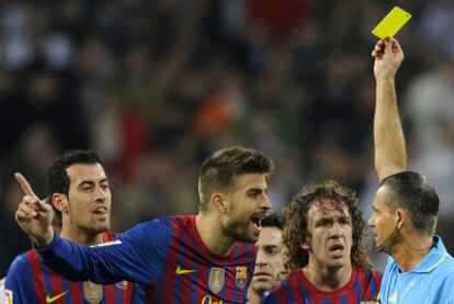 Busquets, Piqué, Xavi y Puyol protestan una decisión del árbitro Muñiz Fernández.