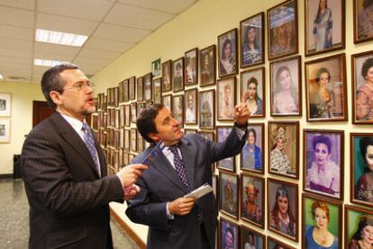 El director artístico de la ABAO, Jon Paul Laka (a la izquierda), y su director, Juan Carlos Matellanes, ayer, ante las fotografías de las estrellas de la ópera que decoran la sede de la asociación bilbaína.
Arantxa Urretabizkaia<i>.</i>