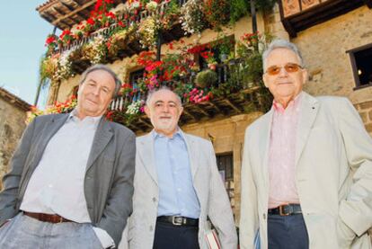 Los escritores Vicente Verdú, Carlos García Gual y Santos Juliá (de izquierda a derecha) en Santillana del Mar (Cantabria).