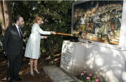 La presidenta de la Comunidad, Esperanza Aguirre, junto a José Luis Sampedro Escolar, presidente de la Sociedad Filantrópica de Milicianos Nacionales, procede al encendido de la llama votiva uno de los más emotivos que conmemoran los sucesos históricos de 1808 en el cementerio de La Florida