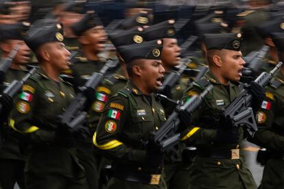 Soldados del Ejército mexicano durante el desfile militar del 16 de septiembre de 2022 en Ciudad de México.