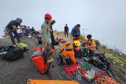 Rescatistas realizan tareas de búsqueda de Juliana Marins, el monte Rinjani, Indonesia.