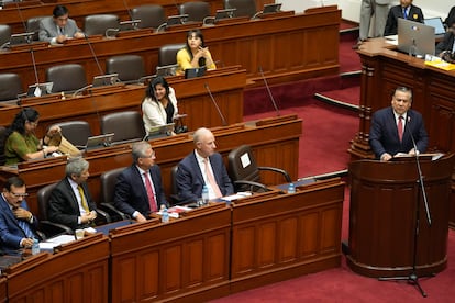 Gustavo Adrianzen vota en el congreso de Lima, Perú