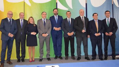 El consejero de Turismo (en el centro) con los presidentes de las diputaciones.