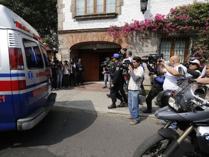 Uma ambulância leva García Márquez de volta para casa.