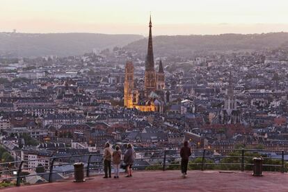 En 2019 la costa de Normandía celebrará con eventos y fiestas el 75º aniversario del Día D, fecha clave de la invasión de Normandía durante la Segunda Guerra Mundial. Rouen se prepara para la llegada de grandes veleros de todo el mundo, que navegarán por el Sena en la 30ª Armada de Rouen, regata que se celebra cada cuatro o seis años. Un buen momento para recorrer el norte de Francia, degustando exquisitos pescados, mariscos y quesos. La ruta de las mejores marisquerías sigue un tramo de costa a través de varios pueblos y aldeas costeras, por carreteras secundarias. Las solemnes playas del Día D y sus cementerios son uno de los incentivos del viaje, a los que se suman la catedral de Rouen (en la foto), inmortalizada por Claude Monet; la bella Honfleur; la interesante Caen, con su famoso tapiz de Bayeux, y el fotogénico Mont Saint-Michel.