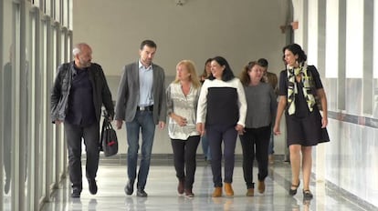 De izquierda a derecha, Jesús de Manuel (Podemos), Antonio Maíllo (IU), Puri, Loli y Paqui García Caparrós, hermanas del asesinado, y Eva García Sempere (IU), en el Parlamento.