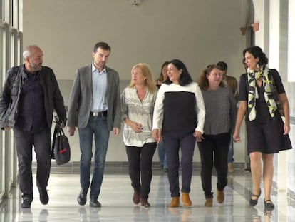 De izquierda a derecha, Jes&uacute;s de Manuel (Podemos), Antonio Ma&iacute;llo (IU), Puri, Loli y Paqui Garc&iacute;a Caparr&oacute;s, hermanas del asesinado, y Eva Garc&iacute;a Sempere (IU), en el Parlamento.