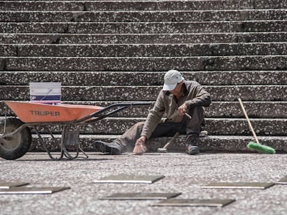 Un trabajador hace tareas de limpieza en la escalinata del Auditorio Nacional de M&eacute;xico.
