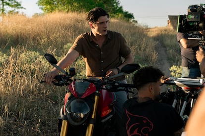 El actor Yon González durante el rodaje  de la segunda temporada de la serie 'Memento Mori' en Valladolid, cedida por la productora.