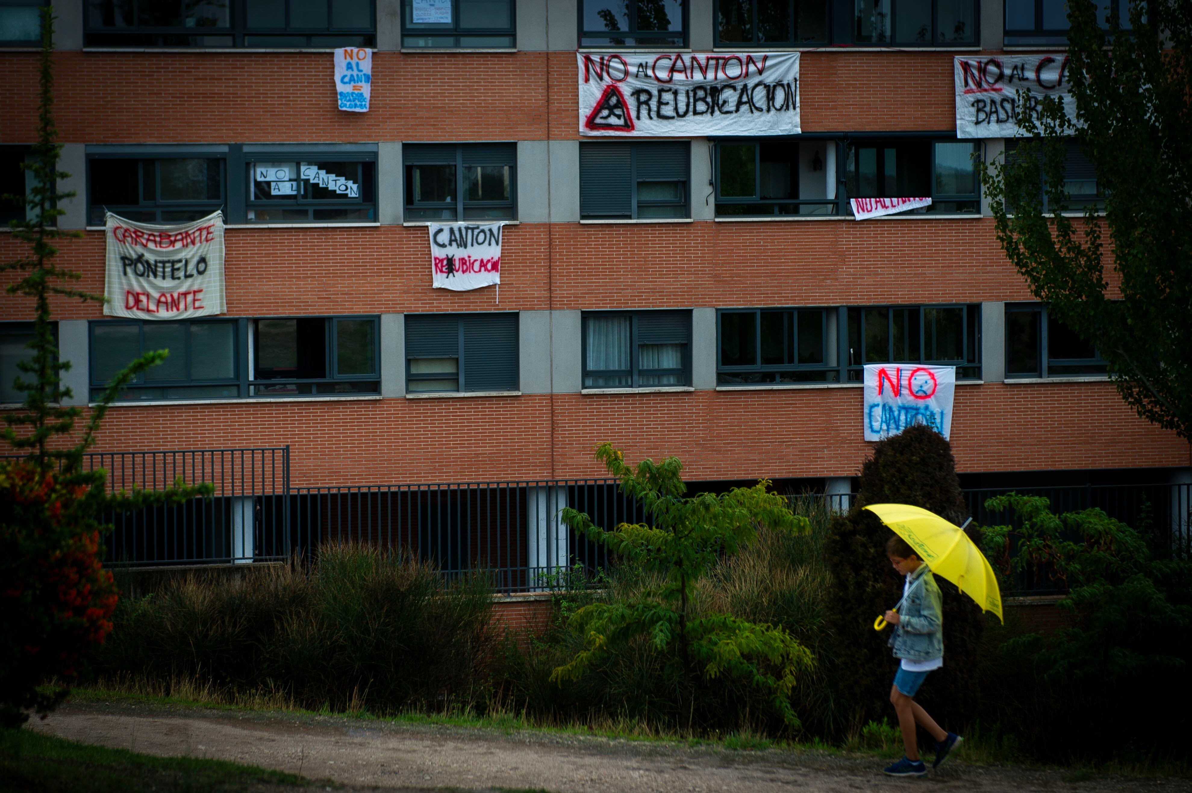 Carteles en contra del cantón, en el parque de Montecarlo.