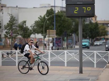 El termómetro marca 27 grados centígrados, este martes en Sevilla.