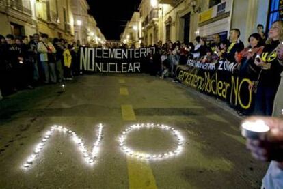 Vecinos de la localidad de Ayora protestan contra la instalación del cementerio nuclear en Zarra.