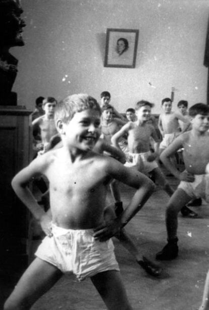Una clase de gimnasia en la casa de acogida de la calle Pirogvskaya, en Moscú, en 1938.