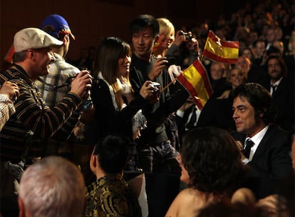 Un grupo de actores 'acosa' a Benicio del Toro en un momento de la gala.