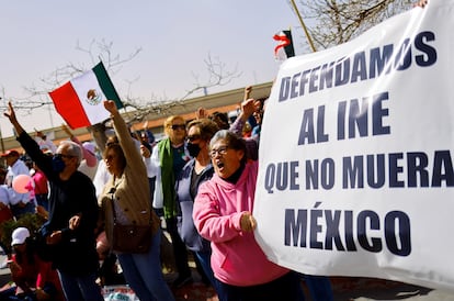 La manifestación de este domingo no ha sido exclusiva de Ciudad de México. En ciudades como Querétaro y Ciudad Juárez, cientos de manifestantes han tomado las principales plazas públicas. En la imagen, un grupo de manifestantes protesta en apoyo al INE en Ciudad Juárez. 