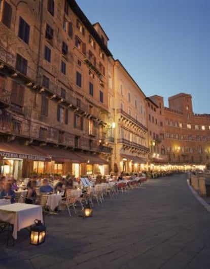 Terrazas en la Piazza Del Campo de Siena.