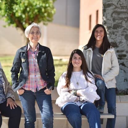 De izquierda a derecha: Ana Bernardos Ballestín(izquierda de pie)  María Jesús Agustín (izquierda sentada), Herminia Ballestín (centro), Adela Alfaro (derecha sentada) y Mariella Araujo Velloso (derecha de pie).