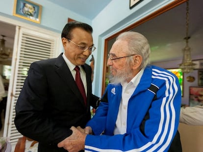 Li Keqiang saluda a Fidel Castro, durante una visita en La Habana (Cuba), el 25 de septiembre de 2016.