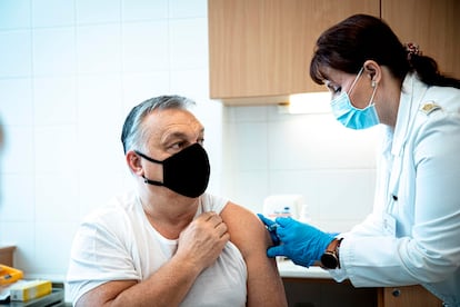 O primeiro-ministro húngaro, Viktor Orbán, recebe em fevereiro a vacina anticovid desenvolvida pela Sinopharm.