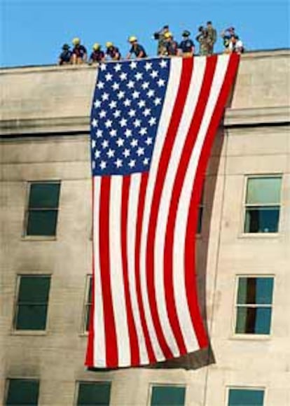 La bandera de Estados Unidos es desplegada en el Pentágono durante los trabajos de rescate.